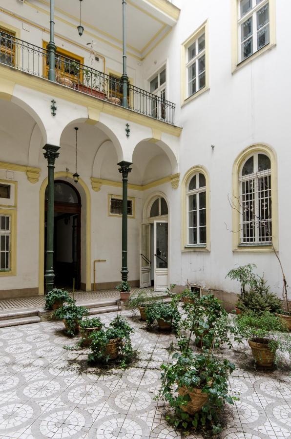 Studio Next To Opera House A26 Budapest Eksteriør billede